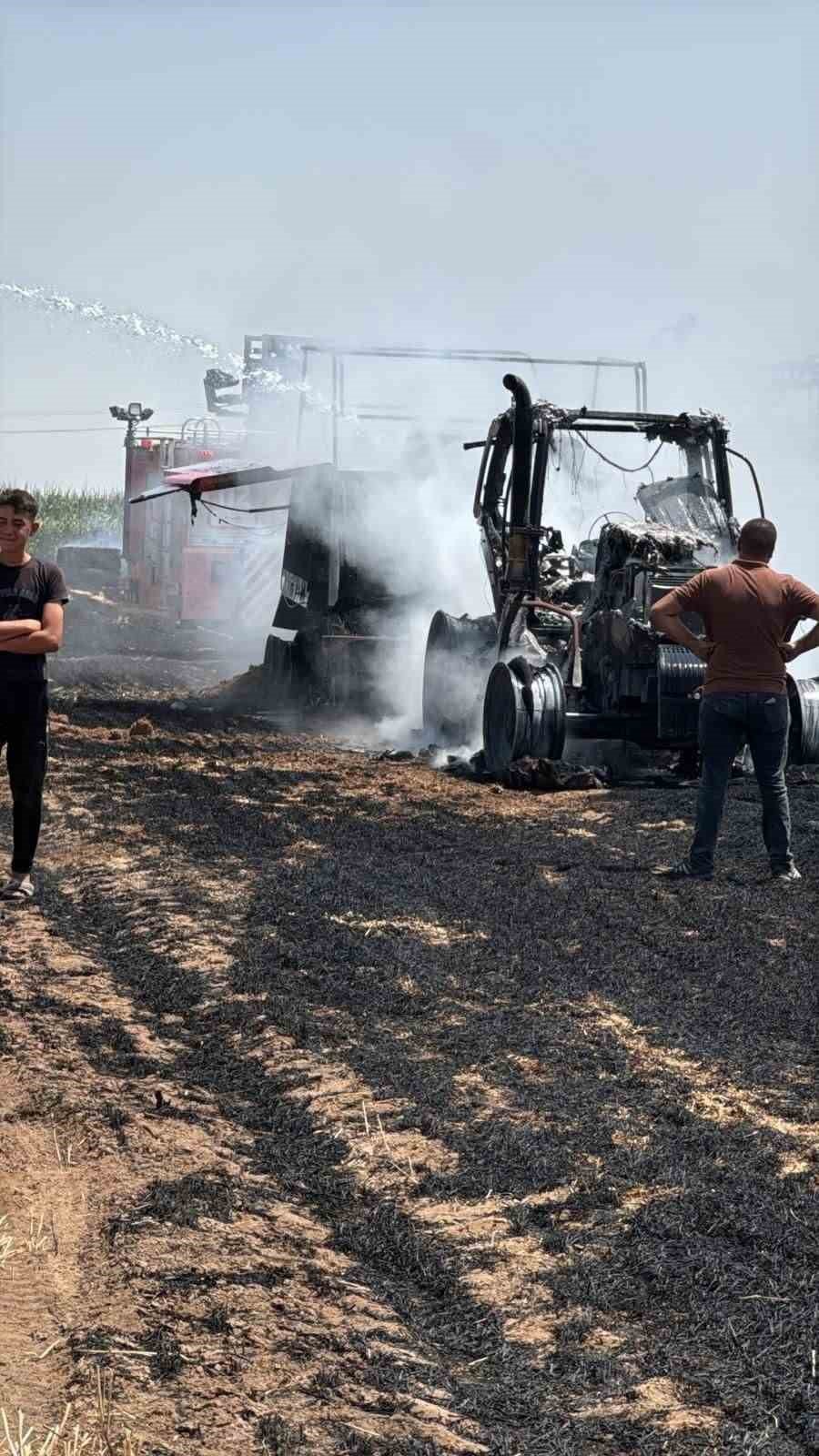 Balya makinesi alev aldı, traktör ve 3 dekar tarla yandı