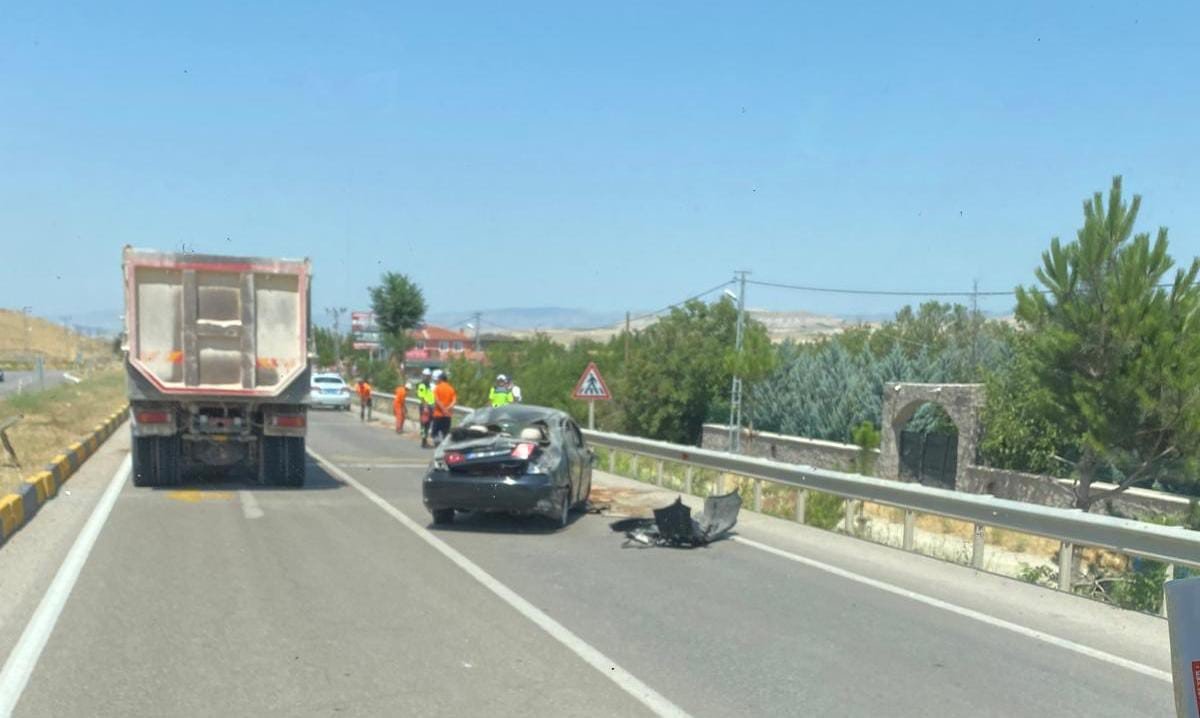 Ankara’da kontrolden çıkan otomobil refüje çarptı: 1 yaralı