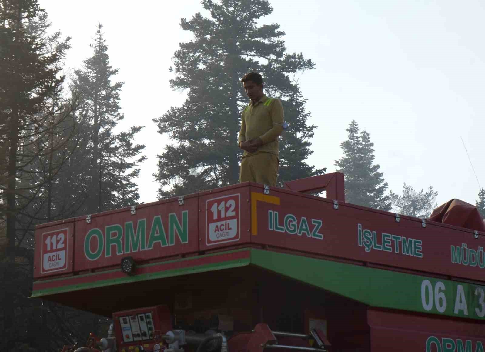 Yangınla mücadele arasında araç üzerinde namazını kıldı