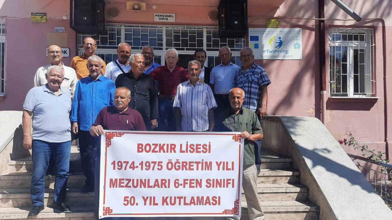 50 yıl sonra mezun oldukları okulda buluştular