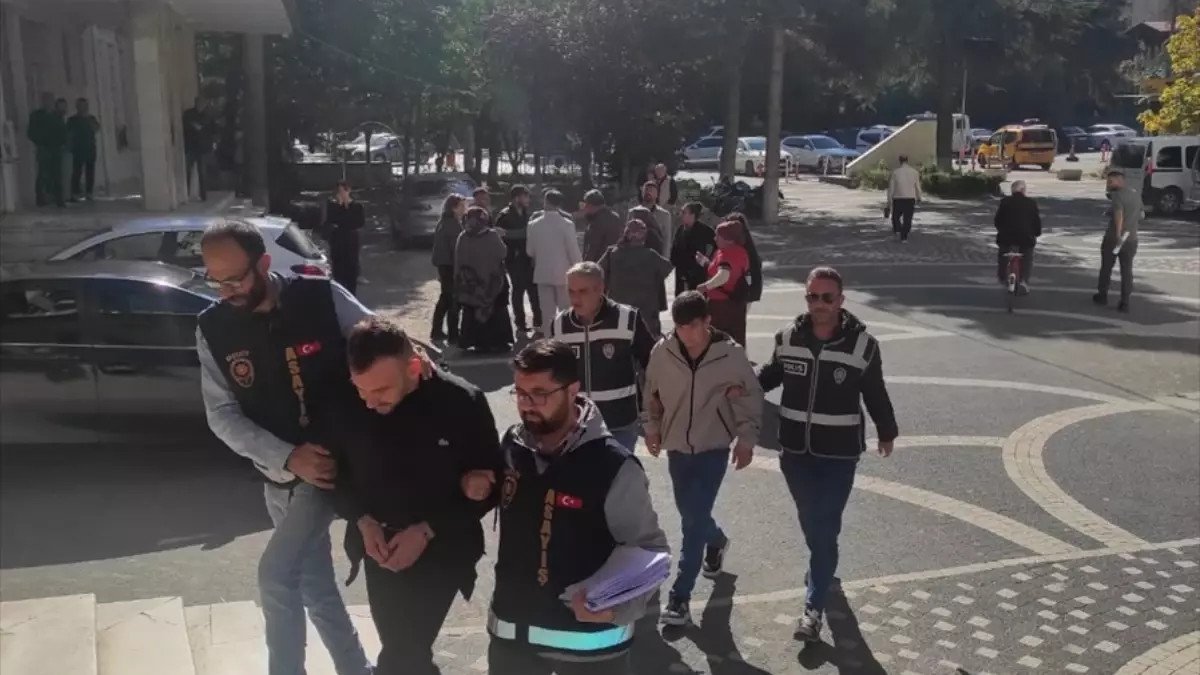 Akşehir’de Uyuşturucu Operasyonu: 12 Şüpheli Gözaltında, 15 Yıl Kesinleşmiş Hapis Cezalı Yakalandı